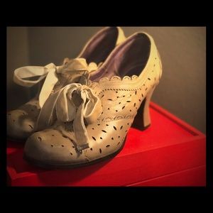 Mojo Moxy vintage look chunky heel with bows